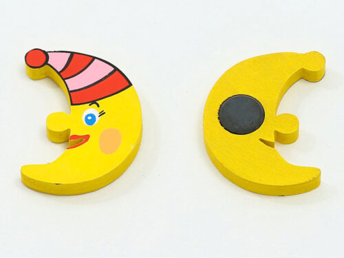 MAGNET-MĚSÍČEK S ČERVENOU ČEPIČKOU