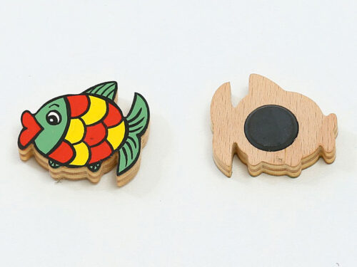 MAGNET-RYBKA-ŽLUTO-ČERVENÁ SE ZELENOU PUSINKOU